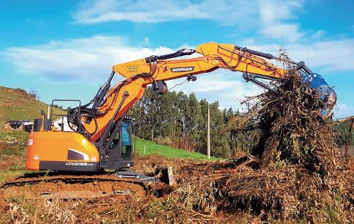 Una excavadora Doosan DX235LCR-5 en labores forestales en Cantabria