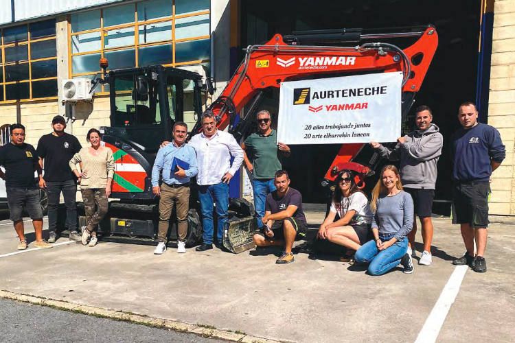 Parte del equipo de Aurteneche posa con la miniexcavadora Yanmar VIO57-6B