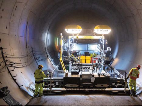El asfaltado en un túnel ferroviario