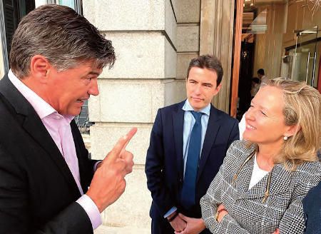 Antoni Cañete con la ministra Nadia Calviño en el Congreso de los Diputados, hablando de la Ley Crea y Crece.