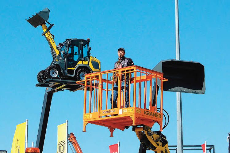 El stand de Wacker Neuson y Kramer en Bauma estuvo muy animado por una orquesta que con su música seguía las evoluciones de las máquinas.