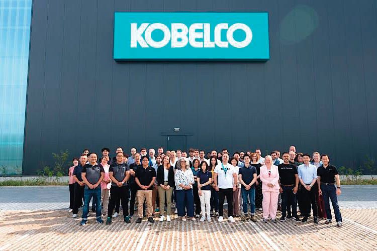 El personal de la nueva sede de Kobelco en Lelystad (Países Bajos).